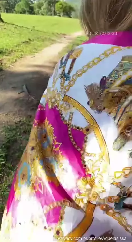 Sissa, a gata, desfilando nua pela rua Sissa, a gata, desfilando nua pela rua