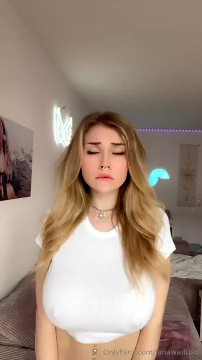 Lana Waifu rebolando com os peitões enormes Lana Waifu rebolando com os peitões enormes