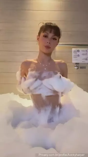 Vicky Harper, a garota ousada do pornô, se gravando na banheira. 