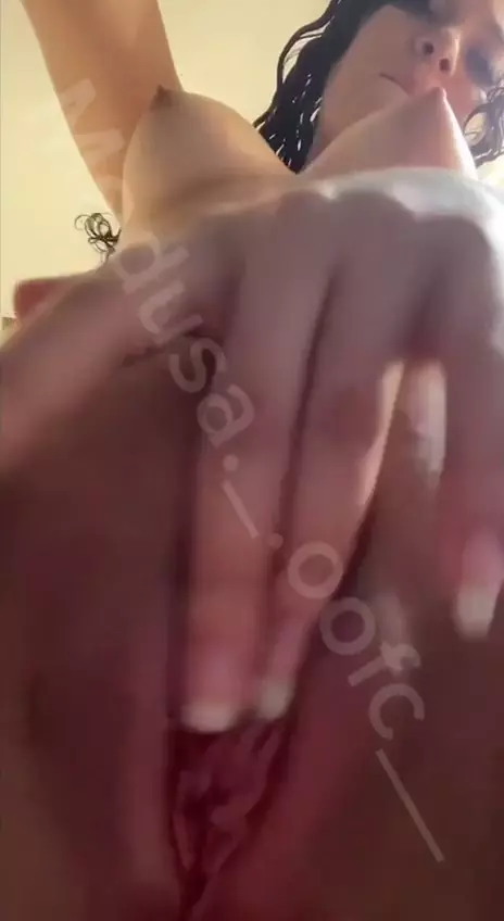 Medusinha safadinha explorando sua xoxota rosa cheia de charme Medusinha safadinha explorando sua xoxota rosa cheia de charme