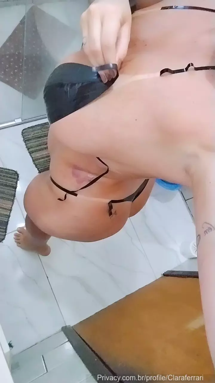 Clara Ferrari exibindo suas marquinhas de sol Clara Ferrari exibindo suas marquinhas de sol