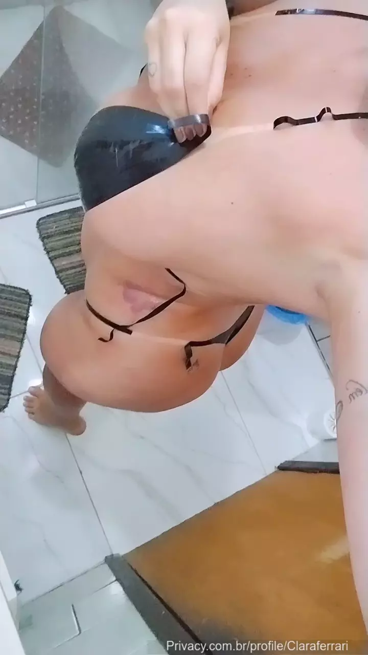 Clara Ferrari exibindo suas marquinhas de sol Clara Ferrari exibindo suas marquinhas de sol