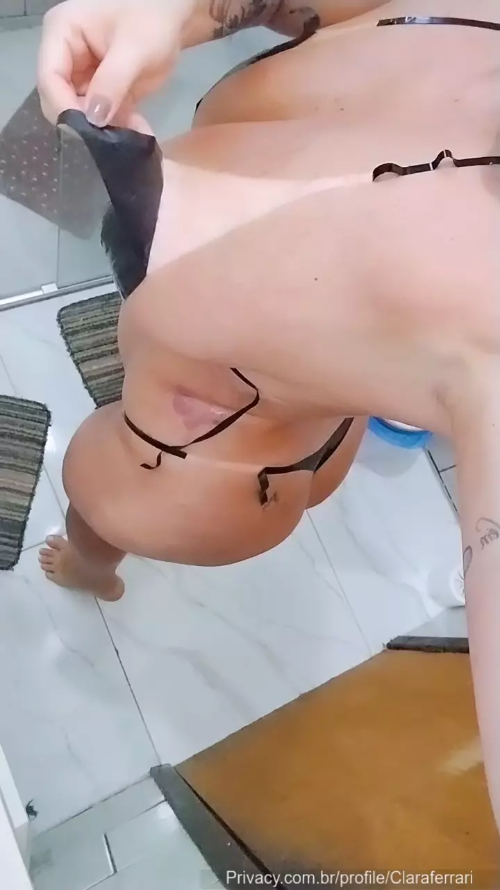 Clara Ferrari exibindo suas marquinhas de sol Clara Ferrari exibindo suas marquinhas de sol