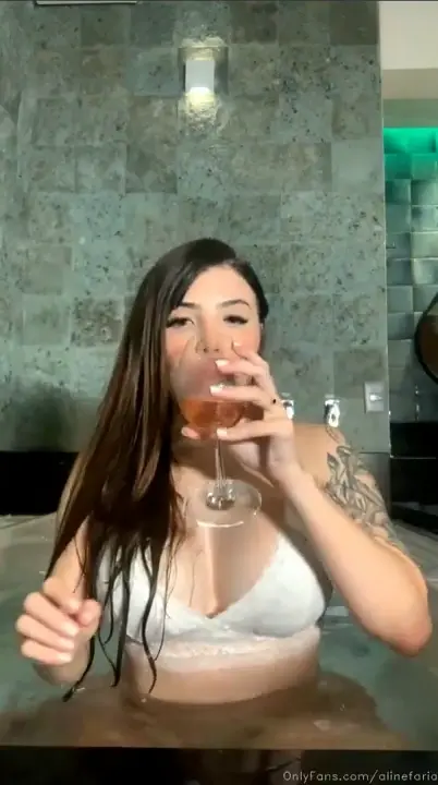 Aline Faria toda despida na banheira Aline Faria toda despida na banheira
