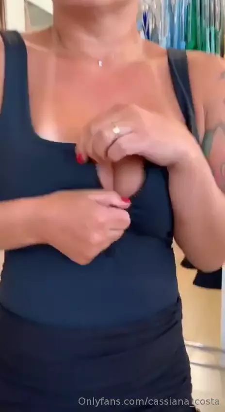 Coroa Cassiana Costa mostrando as curvas do corpo Coroa Cassiana Costa mostrando as curvas do corpo