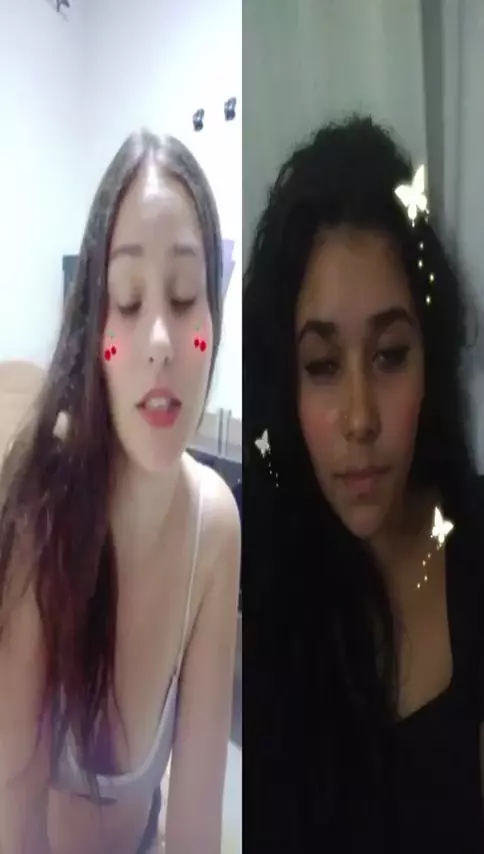 Transmissões ao vivo de mulheres lindas se mostrando e se divertindo sozinhas