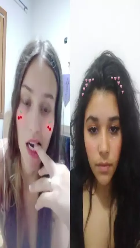 Transmissões ao vivo de mulheres lindas se mostrando e se divertindo sozinhas