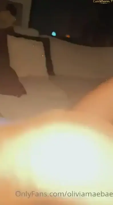 Dá uma olhada na Olivia Mae se jogando e levando um banho de prazer no rosto e nos peitos! Dá uma olhada na Olivia Mae se jogando e levando um banho de prazer no rosto e nos peitos!