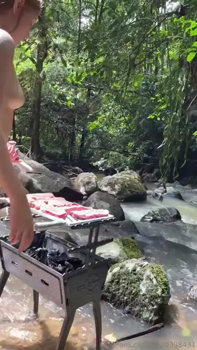 Fernanda se jogando nua enquanto faz um churras à beira do lago Fernanda se jogando nua enquanto faz um churras à beira do lago
