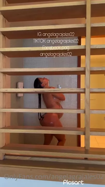 Angela Grajales, uma gata irresistível, toda linda no banho e cheia de atitude!