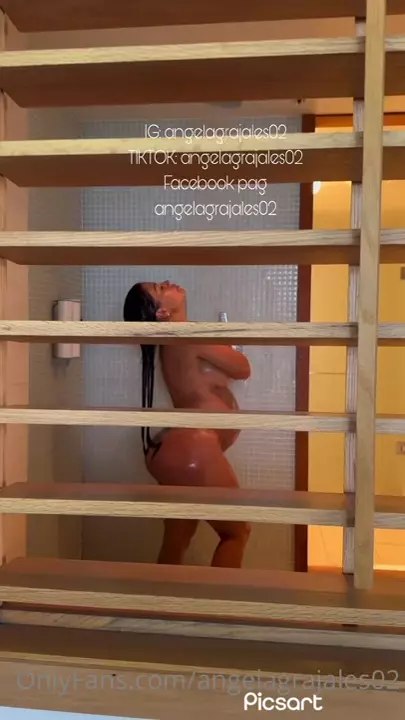 Angela Grajales, uma gata irresistível, toda linda no banho e cheia de atitude!