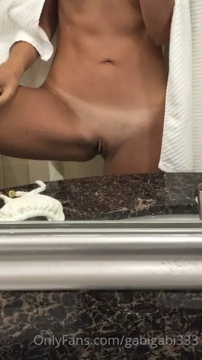 Gabi com a xoxota ardendo em desejo