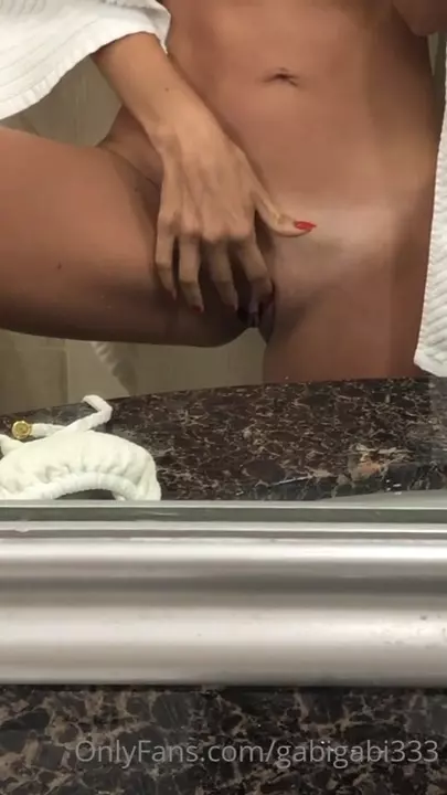 Gabi com a xoxota ardendo em desejo