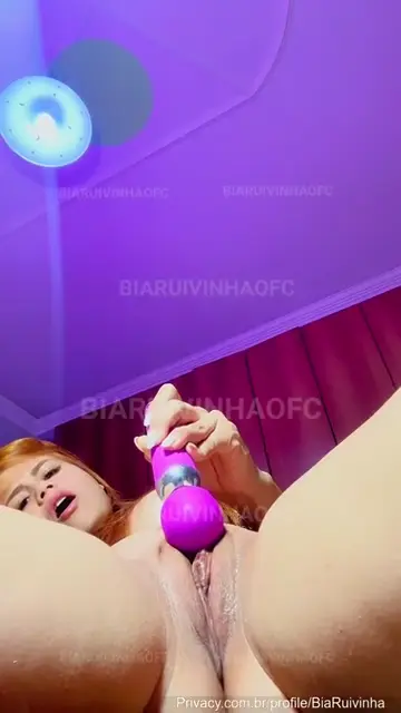 A Bia Ruivinha, toda ousada, se dando prazer sozinha