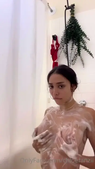 Nesse vídeo, a chloefanzii decidiu levar seu brinquedinho pro banho Nesse vídeo, a chloefanzii decidiu levar seu brinquedinho pro banho