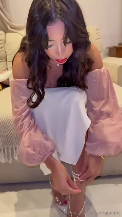 Jully Queiroz deu uma escorregada na internet ao baixar a calça Jully Queiroz deu uma escorregada na internet ao baixar a calça