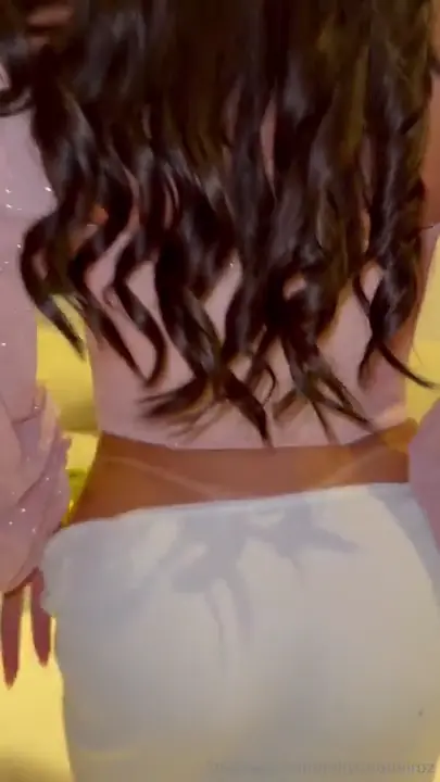 Jully Queiroz deu uma escorregada na internet ao baixar a calça Jully Queiroz deu uma escorregada na internet ao baixar a calça