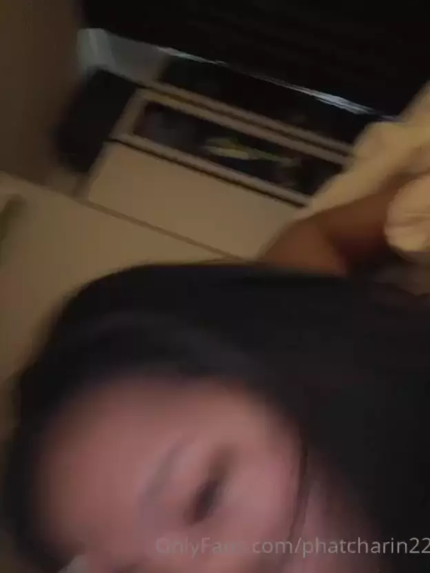 Phatcharin em um vídeo caseiro se divertindo e levando um gole