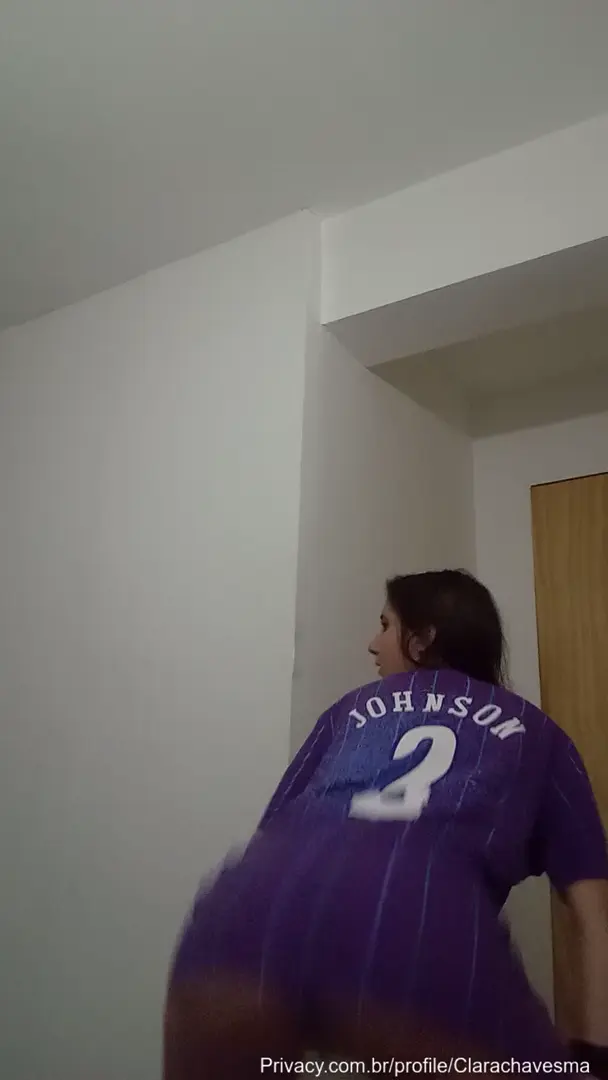 Linda Clara Chaves dando aquele rebolado picante sem calcinha