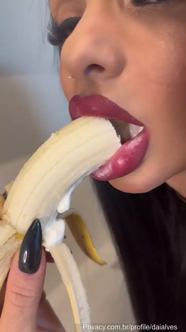 Vídeo da musa flamenguista Daiane Alves na cozinha, toda despida Vídeo da musa flamenguista Daiane Alves na cozinha, toda despida