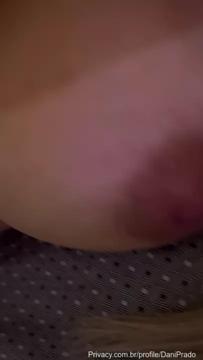 Dani Prado, uma brasileira bem gata, postou um vídeo no xxx exibindo seus peitões enormes Dani Prado, uma brasileira bem gata, postou um vídeo no xxx exibindo seus peitões enormes