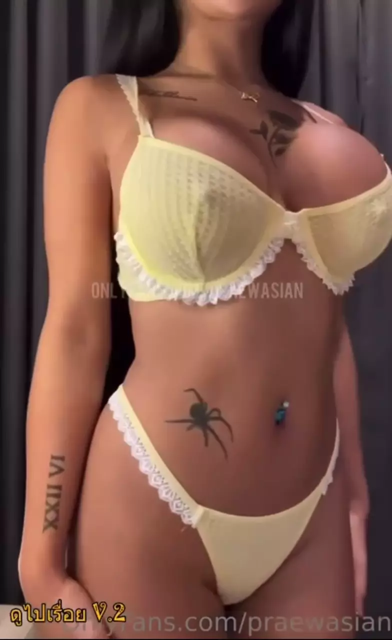 Praew Asian exibindo um corpo de dar inveja Praew Asian exibindo um corpo de dar inveja