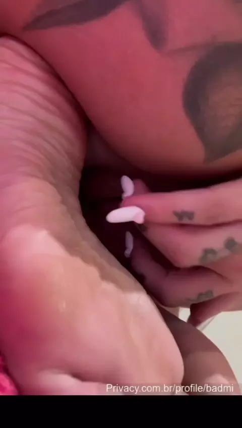 MC Mirella com o rabão tatuado, arrasando nas dancinhas com a periquita toda estilosa MC Mirella com o rabão tatuado, arrasando nas dancinhas com a periquita toda estilosa