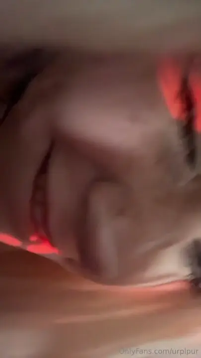 Loira irresistível se divertindo com vibrador no lugar certo Loira irresistível se divertindo com vibrador no lugar certo