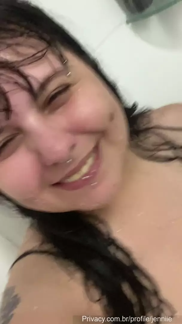 Jenniiezinha, a gordinha sedutora, aparece em um vídeo irresistível pelada enquanto toma banho