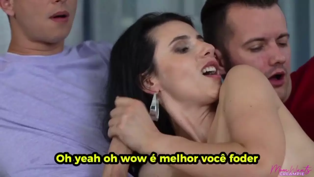 Sexo com a madrasta se divertindo com os dois enteados Sexo com a madrasta se divertindo com os dois enteados
