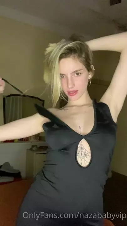 Novinha Nazababyvip se despindo irresistivelmente Novinha Nazababyvip se despindo irresistivelmente
