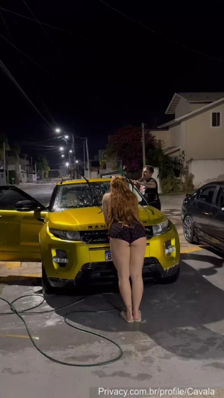 Jessica Patez levantando a blusa pra exibir os peitinhos Jessica Patez levantando a blusa pra exibir os peitinhos