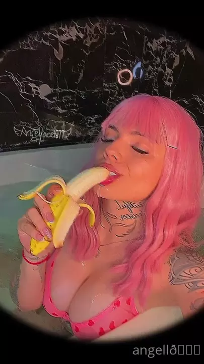 Angelface1877 se divertindo com a banana Angelface1877 se divertindo com a banana