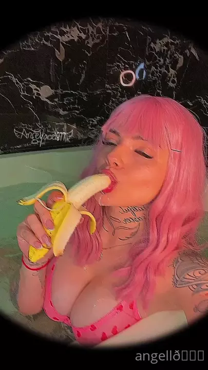 Angelface1877 se divertindo com a banana Angelface1877 se divertindo com a banana