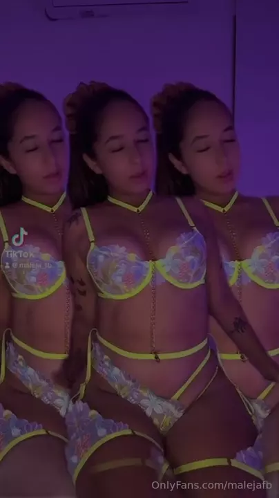 Menina linda, de calcinha e sutiã, soltando aquele charme irresistível! Menina linda, de calcinha e sutiã, soltando aquele charme irresistível!