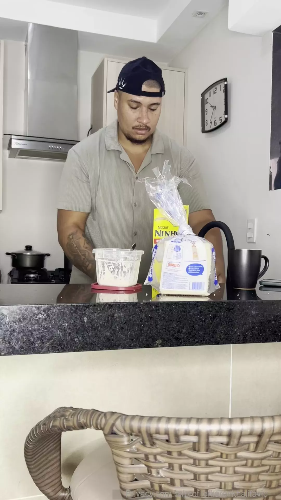 Karen Khalifa com seu fio dental na festa ousada Karen Khalifa com seu fio dental na festa ousada