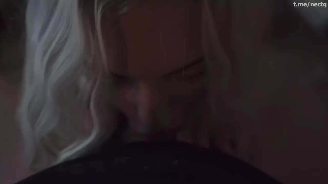 Vídeo da ariesiatv se divertindo e tomando um leite na boca Vídeo da ariesiatv se divertindo e tomando um leite na boca