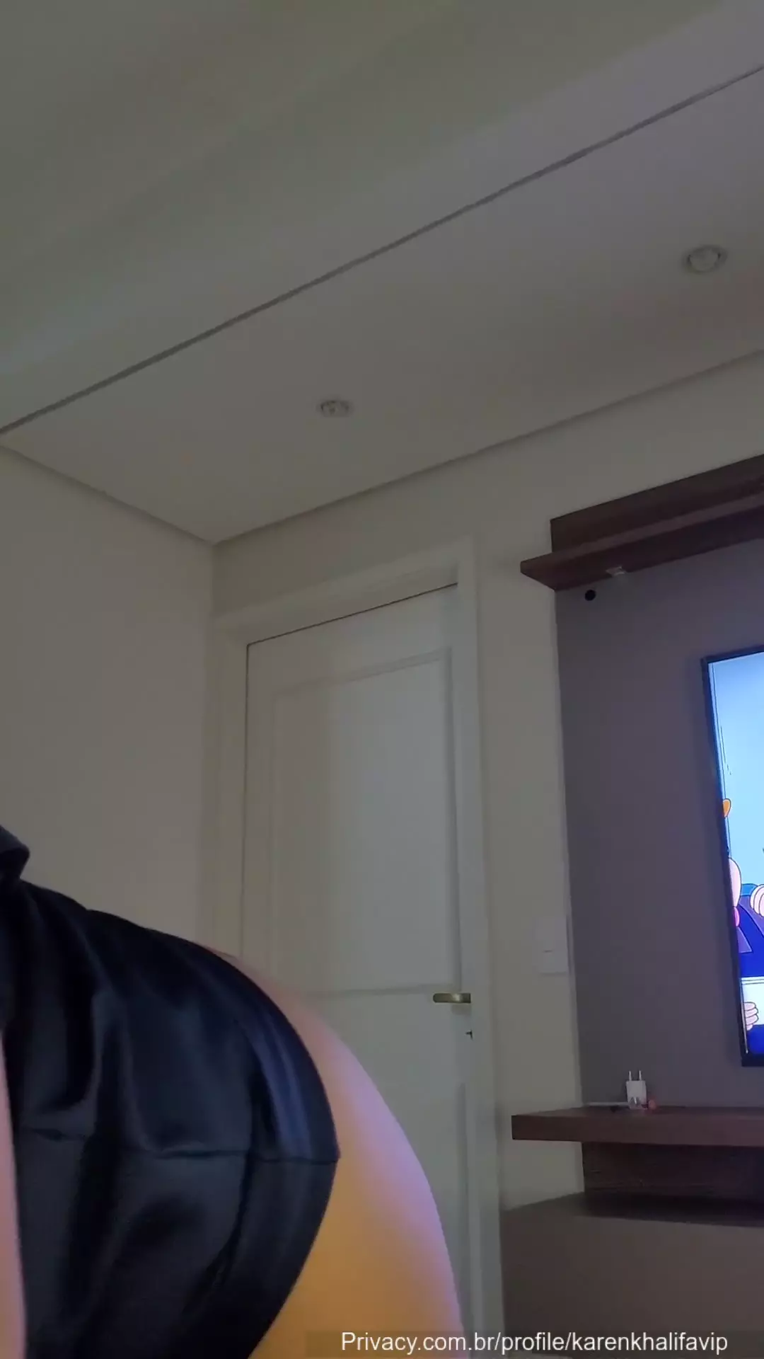 Vídeo da Karen Khalifa, uma morena bem gata, usando um vestido bem curto Vídeo da Karen Khalifa, uma morena bem gata, usando um vestido bem curto