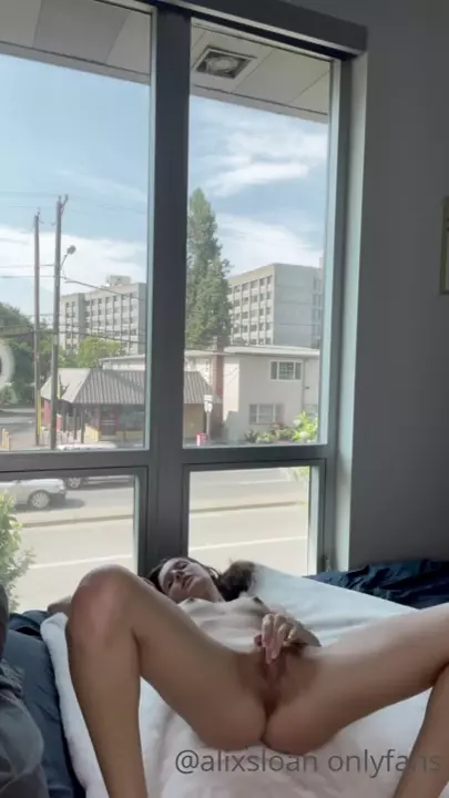 Alix Sloan, a novinha irresistível, se divertindo sozinha em um vídeo picante