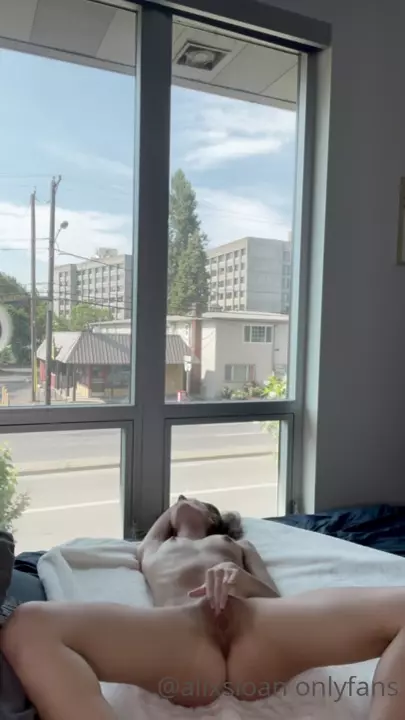 Alix Sloan, a novinha irresistível, se divertindo sozinha em um vídeo picante