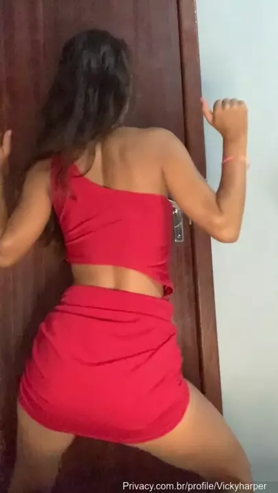 Vicky Harper toda poderosa de vestido vermelho, arrasando na dança e mostrando todo seu charme!