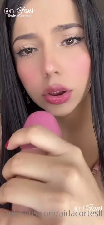 Aida Cortes na chupeta deliciosa com uma pegada de brinquedo erótico Aida Cortes na chupeta deliciosa com uma pegada de brinquedo erótico