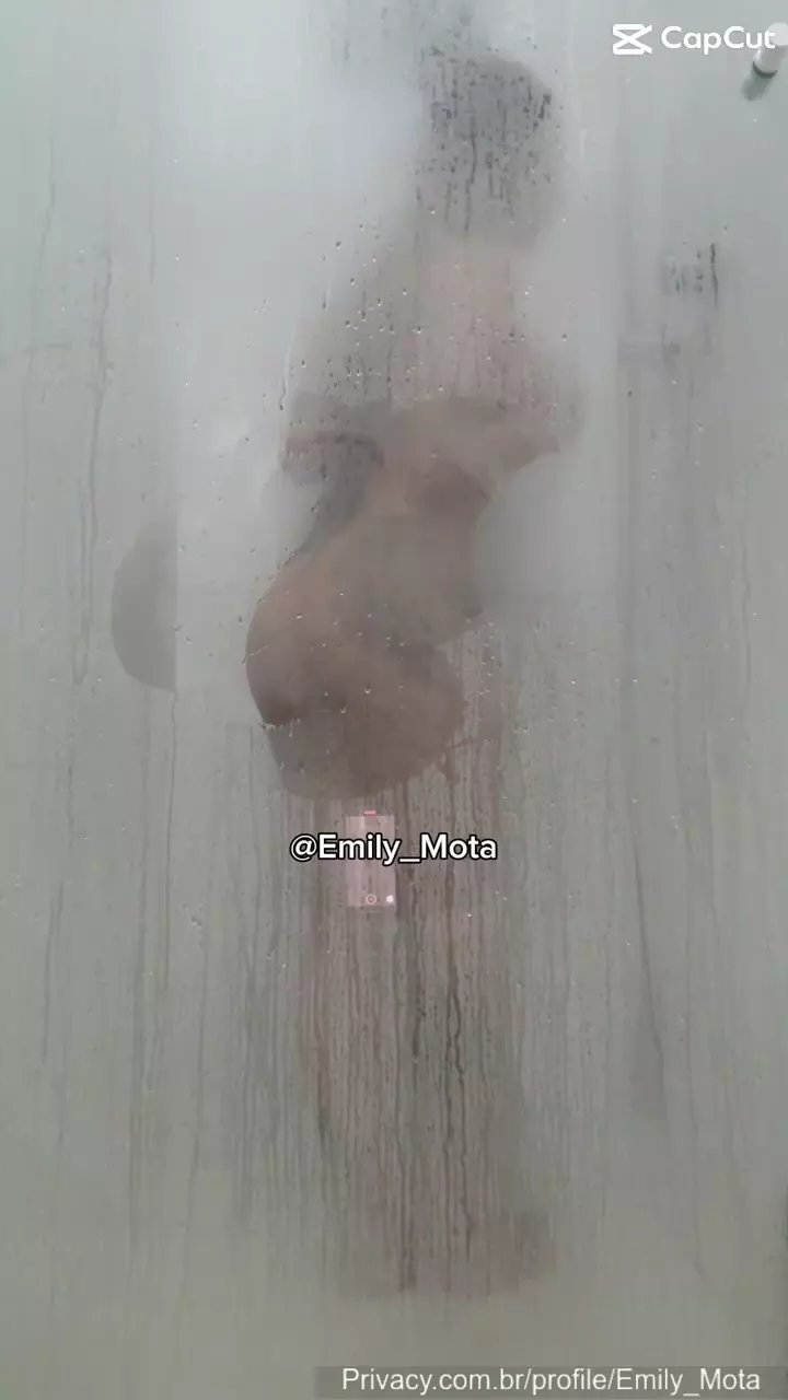 Emily Mota nua se refrescando no banho Emily Mota nua se refrescando no banho