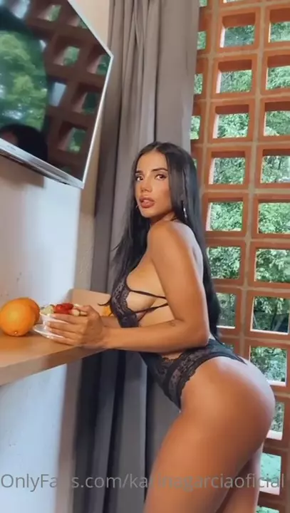 Karina Garcia, uma morena de curvas irresistíveis, arrasa em um vídeo cheio de sensualidade! Karina Garcia, uma morena de curvas irresistíveis, arrasa em um vídeo cheio de sensualidade!