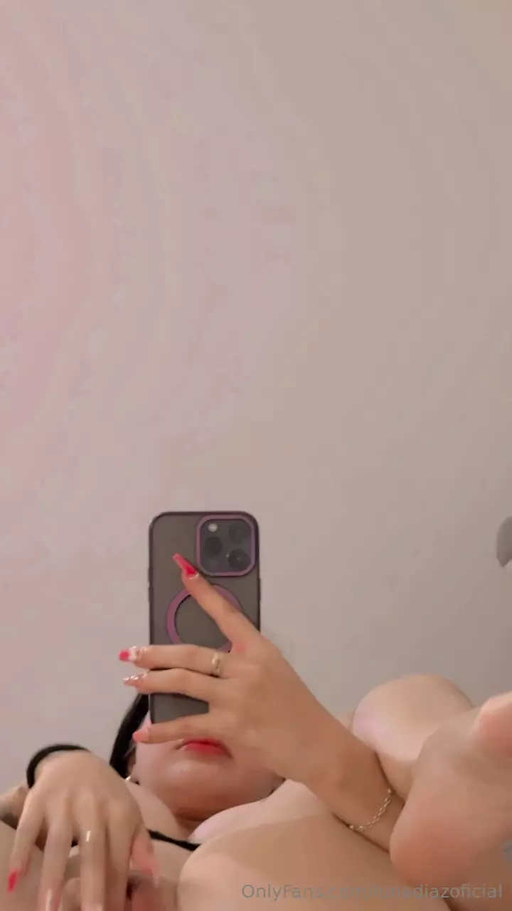 Luna Diaz alisando sua belíssima íntima Luna Diaz alisando sua belíssima íntima