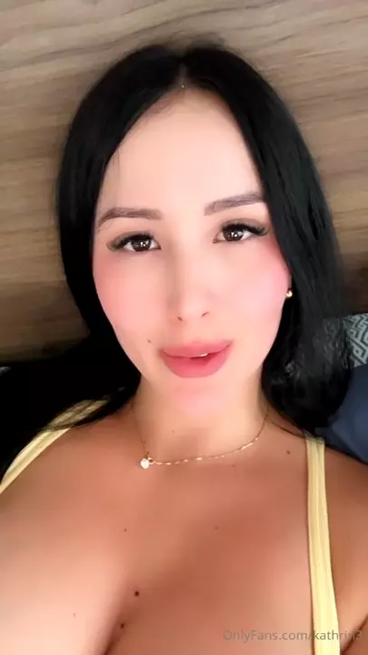 A kathrin3 deixou os peitos à mostra, saindo do sutiã