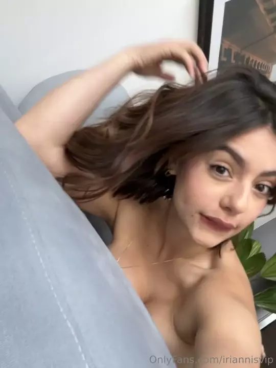Iris Rodriguez, com seu jeito morena e irresistível, se soltando em um vídeo ousado Iris Rodriguez, com seu jeito morena e irresistível, se soltando em um vídeo ousado
