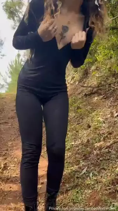 Nathalia Prado dando uma de ousada no meio da trilha, mostrando tudo! Nathalia Prado dando uma de ousada no meio da trilha, mostrando tudo!