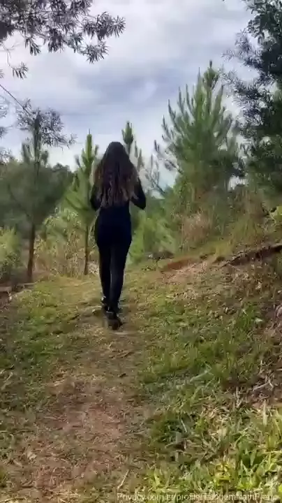 Nathalia Prado dando uma de ousada no meio da trilha, mostrando tudo! Nathalia Prado dando uma de ousada no meio da trilha, mostrando tudo!