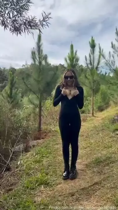 Nathalia Prado dando uma de ousada no meio da trilha, mostrando tudo! Nathalia Prado dando uma de ousada no meio da trilha, mostrando tudo!